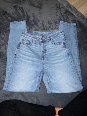 American Eagle Outfitters Light Wash High-Rise mom jeans sz 0